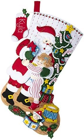 Bucilla Christmas Hugs | Kit de media navideña de fieltro | 89253E