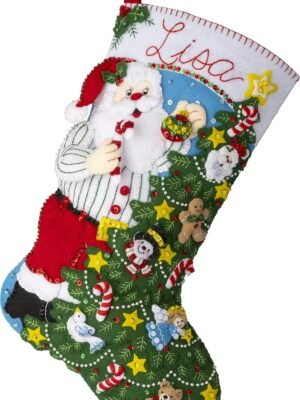 Bucilla Trimming the Tree Santa | Kit de media navideña de fieltro | 89564E