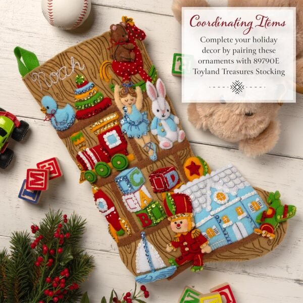 bucilla-felt-applique-6-piece-ornament-making-kit-toyland-treasures-perf-89786e-variant-04 Bucilla Toyland Treasures | Kit de adornos de fieltro | 89786E