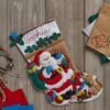 bucilla-felt-applique-stocking-kit-santa-s-visit-size-18-inch-red-green-86702-variant-01 Bucilla Santa's Visit | Kit de media navideña de fieltro | 86702